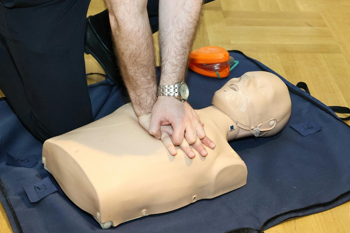 Formation de secourisme en entreprise : apprenant pratiquant les gestes de premiers secours